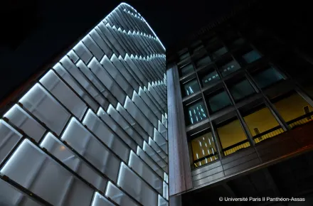 Visuel de la façade du centre Assas de nuit