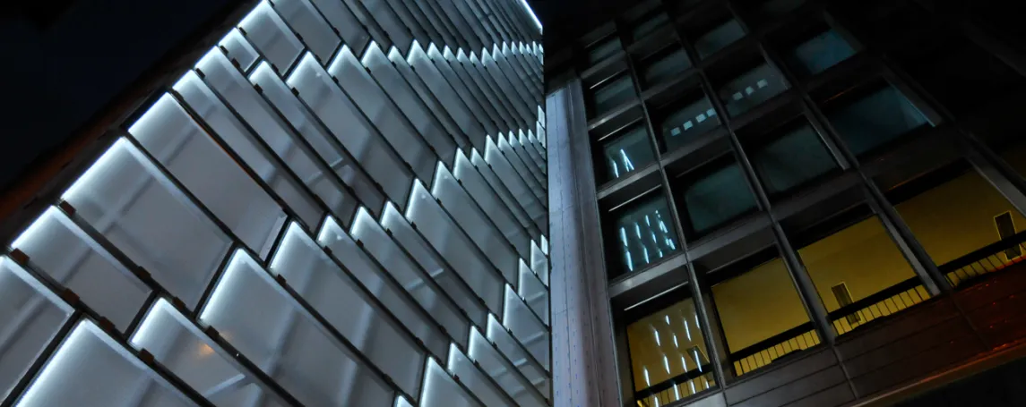 Visuel de la façade du centre Assas de nuit